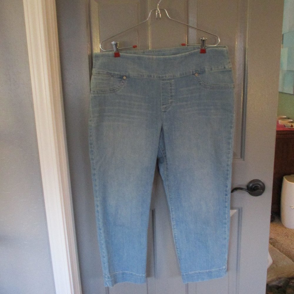 Style & Co. Light wash jean capris